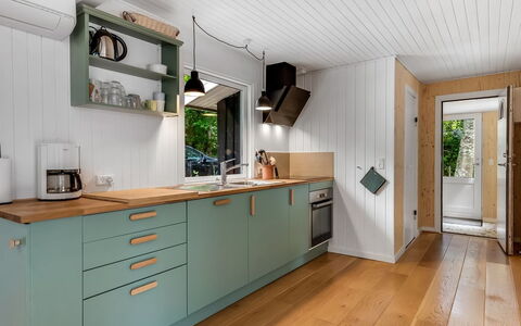 Hejne - 600M from the Sea: Küche, Countertop, Küchengerät, Holz, Flooring, Interior Design, Major Appliance, Cabinetry, Möbel, Fussboden