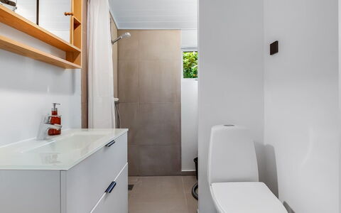 Hejne - 600M from the Sea: Flooring, Armatur, Wand, Fussboden, Interior Design, Badezimmer, Sinken, Badezimmerschrank, Bad Sink, Zapfhahn