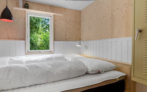 Hejne - 600M from the Sea: Wand, Schlafzimmer, Holz, Interior Design, Bett, Möbel, Flooring, Fussboden, Decke, Bettdecke
