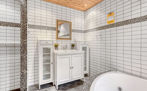 Alivia - 500M from the Sea: Wand, Flooring, Armatur, Fussboden, Interior Design, Badezimmer, Fliese, Installation, Decke, Verbundwerkstoff