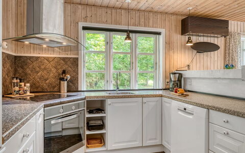 Alivia - 500M from the Sea: Holz, Küche, Countertop, Interior Design, Decke, Flooring, Cabinetry, Küchengerät, Zuhause, Zapfhahn