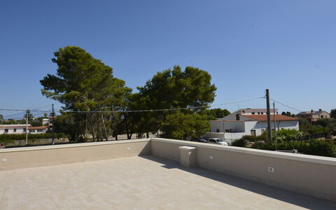 Villa Marzia - Augusta: Fussboden, Verbundwerkstoff, Schatten, Beton, Fliese, Flagstone, Daylighting, Balkon