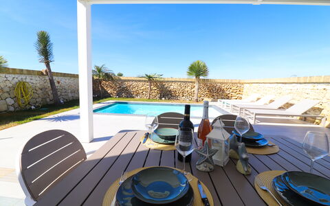 Villa Ginevra Luxury Otranto: Blau, Schwimmbad, Gartenmöbel, Resort, Möbel, Verbundwerkstoff, Schatten, Stuhl, Freizeit, Eco Hotel