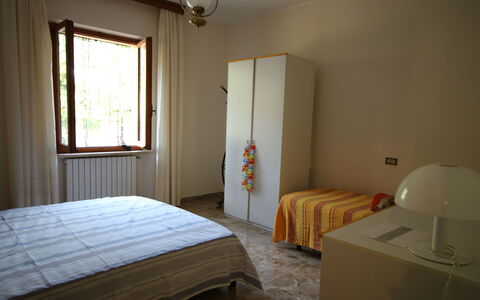 Il Paradiso tra Gli Ulivi: Bett, Schlafzimmer, Möbel, Bettdecke, Wand, Interior Design, Bedding, Holz, Flooring, Fussboden