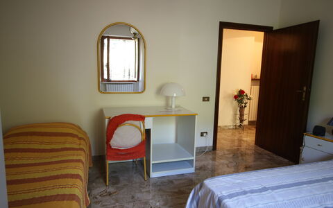 Il Paradiso tra Gli Ulivi: Möbel, Flooring, Schlafzimmer, Fussboden, Holz, Bett, Interior Design, Bettdecke, Zimmer, Bedding