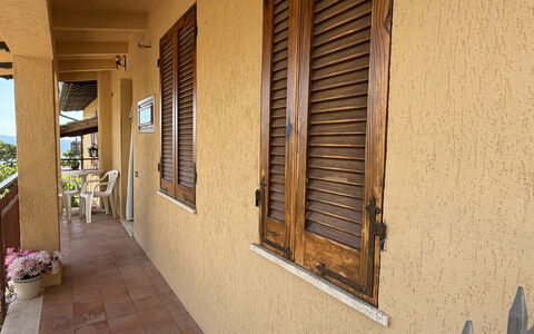 Il Paradiso tra Gli Ulivi: Holz, Holzbeize, Schatten, Hartholz, Balkon, Veranda, Daylighting, Planke, Holz