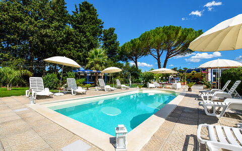 Villa Didymos: Resort, Schwimmbad, Regenschirm, Garten, Schatten, Sonnenliege, Landscaping, Eco Hotel, Ferienort, Gartenmöbel