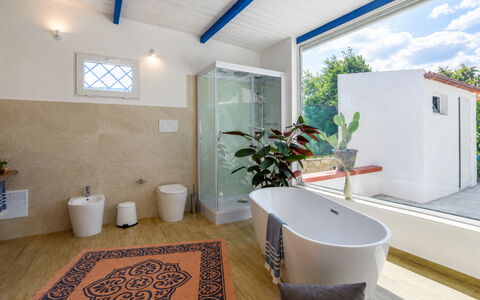 Villa Didymos: Flooring, Armatur, Interior Design, Fussboden, Badezimmer, Zapfhahn, Decke, Badewanne, Installation, Sinken