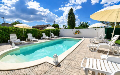 Villa Didymos: Schwimmbad, Gartenmöbel, Resort, Schatten, Regenschirm, Hotel, Sonnenliege, Eco Hotel, Landscaping, Stuhl