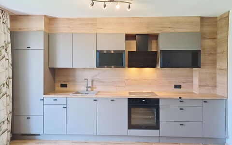 Eben: Cabinetry, Countertop, Flooring, Möbel, Holz, Küche, Interior Design, Küchengerät, Fussboden, Schrank