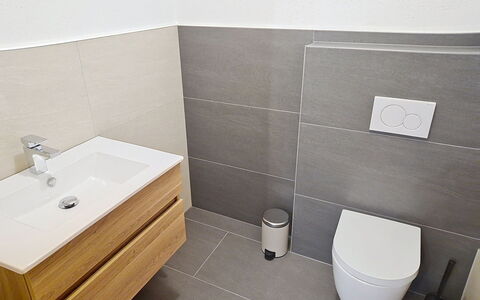 Eben: Flooring, Fussboden, Toilette, Toilleten Sitz, Armatur, Badezimmer, Interior Design, Fliese, Installation, Bad Sink
