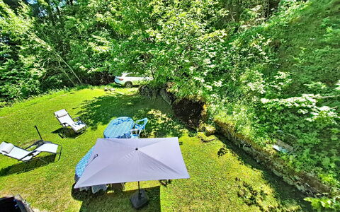 Le Mayen D'Ovronnaz: Vegetation, Strauch, Garten, Ground, Rasen, Landscaping, Garten, Hinterhof, Schatten, Gartenmöbel