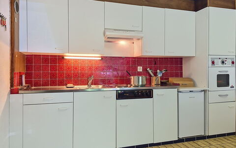 Le Mayen D'Ovronnaz: Küche, Küchengerät, Countertop, Major Appliance, Spüle, Cabinetry, Flooring, Sinken, Interior Design, Armatur