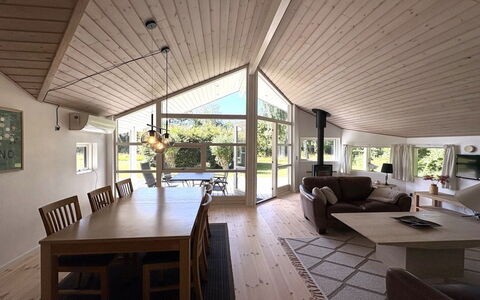 Veljan - 300M from the Sea: Holz, Decke, Interior Design, Zuhause, Fussboden, Tür, Hütte, Hartholz, Wohnzimmer, Light Fixture
