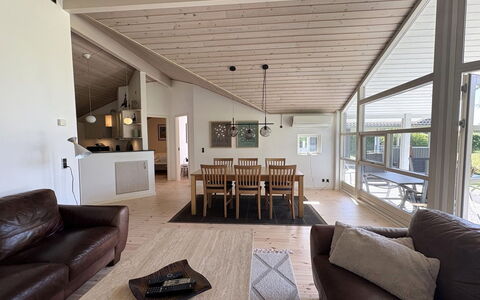 Veljan - 300M from the Sea: Flooring, Interior Design, Fussboden, Holz, Decke, Möbel, Holzboden, Couch, Zuhause, Wohnzimmer