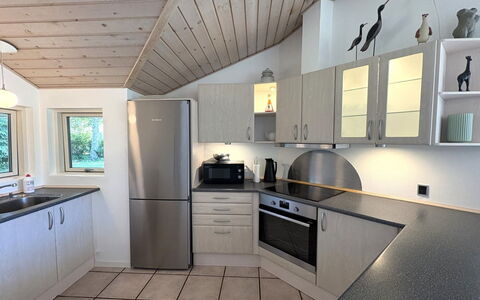 Veljan - 300M from the Sea: Küche, Countertop, Interior Design, Flooring, Cabinetry, Küchengerät, Decke, Light Fixture, Major Appliance, Möbel