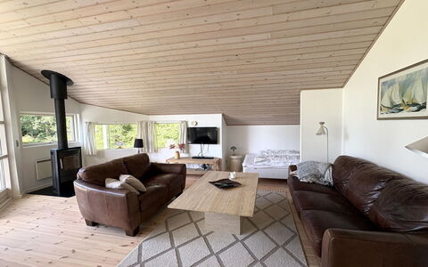 Veljan - 300M from the Sea: Interior Design, Flooring, Fussboden, Couch, Holz, Decke, Möbel, Holzboden, Wohnzimmer, Zimmer