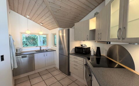 Veljan - 300M from the Sea: Küche, Countertop, Interior Design, Flooring, Decke, Holz, Major Appliance, Light Fixture, Küchengerät, Cabinetry