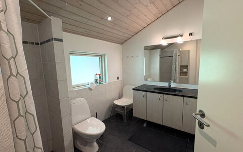 Veljan - 300M from the Sea: Armatur, Flooring, Fussboden, Interior Design, Sinken, Holz, Decke, Badezimmer, Bad Sink, Zapfhahn