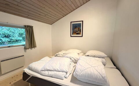 Veljan - 300M from the Sea: Schlafzimmer, Bett, Bettdecke, Bedding, Decke, Zuhause, Bettrahmen, Zimmer, Linens, Kissen