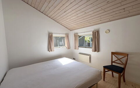 Veljan - 300M from the Sea: Wand, Fussboden, Holz, Bett, Decke, Interior Design, Schlafzimmer, Flooring, Möbel, Bettdecke