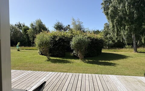 Veljan - 300M from the Sea: Strauch, Grundstueck, Garten, Schatten, Rasen, Ground, Deck, Hinterhof, Hartholz