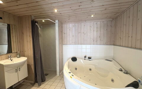 Veljan - 300M from the Sea: Fussboden, Flooring, Armatur, Interior Design, Badewanne, Badezimmer, Holz, Decke, Zimmer, Installation
