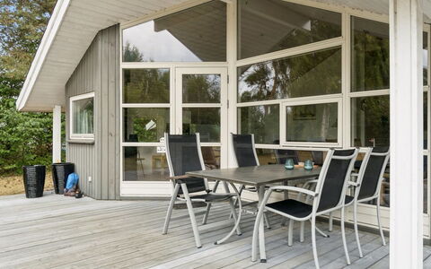 Veljan - 300M from the Sea: Holz, Veranda, Hütte, Deck, Decke, Hartholz, Schatten, Abstellgleis, Planke, Estate