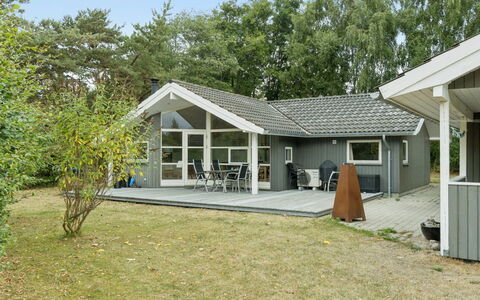 Veljan - 300M from the Sea: Haus, Dach, Zuhause, Hütte, Tür, Abstellgleis, Estate, Auffahrt, Schatten, Veranda