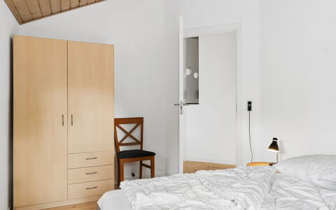 Veljan - 300M from the Sea: Möbel, Interior Design, Wand, Flooring, Holz, Fussboden, Schlafzimmer, Bett, Decke, Holzboden