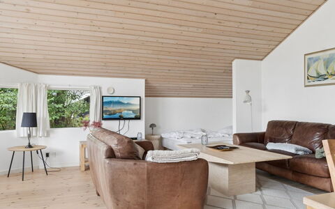 Veljan - 300M from the Sea: Möbel, Interior Design, Flooring, Holz, Decke, Fussboden, Couch, Holzboden, Zimmer, Wohnzimmer