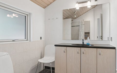 Veljan - 300M from the Sea: Armatur, Interior Design, Wand, Bad Sink, Flooring, Sinken, Badezimmer, Badezimmerschrank, Fussboden, Zapfhahn