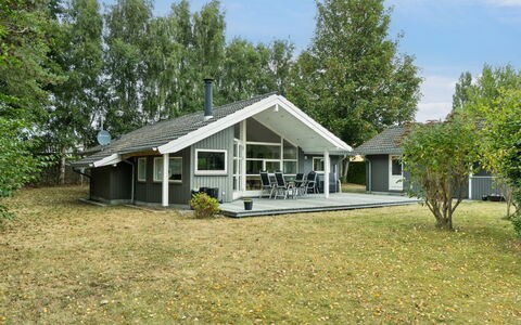 Veljan - 300M from the Sea: Haus, Dach, Zuhause, Hütte, Strauch, Ground, Estate, Bauernhaus, Abstellgleis, Gartenbauten