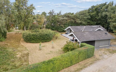 Veljan - 300M from the Sea: Haus, Dach, Zuhause, Hütte, Strauch, Ground, Estate, Bauernhaus, Abstellgleis, Gartenbauten