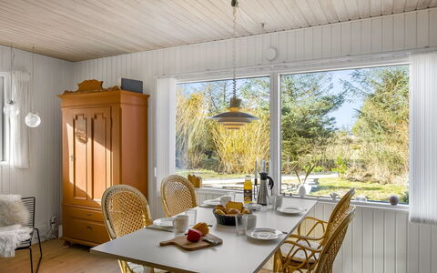 Ruka - 600M from the Sea: Möbel, Interior Design, Holz, Flooring, Decke, Stuhl, Tabelle, Esszimmer, Beleuchtung, Light Fixture