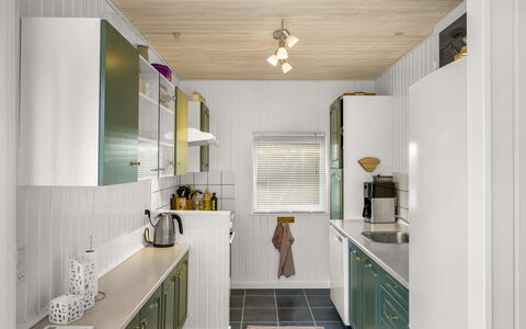 Ruka - 600M from the Sea: Küche, Interior Design, Countertop, Küchengerät, Major Appliance, Flooring, Decke, Holz, Light Fixture, Cabinetry