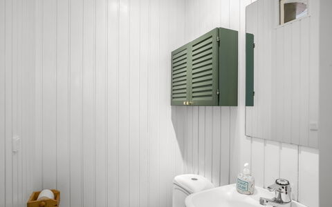 Ruka - 600M from the Sea: Armatur, Interior Design, Badezimmer, Decke, Flooring, Sinken, Fussboden, Zapfhahn, Installation, Badezimmerschrank