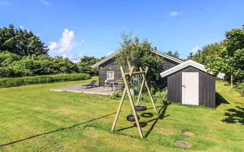 Ruka - 600M from the Sea: Gras, Haus, Dach, Zuhause, Hütte, Grundstueck, Rasen, Garten, Ground, Abstellgleis