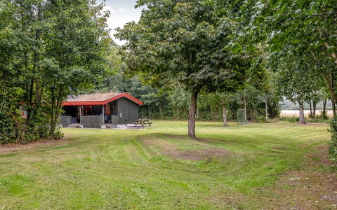 Arleta - 2Km from the Sea: Dach, Haus, Grundstueck, Zuhause, Hütte, Estate, Gartenbauten, Schatten, Blockhaus, Landscaping