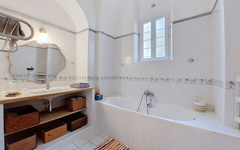 Casa Memmi Mouriès: Flooring, Wand, Armatur, Fussboden, Interior Design, Badezimmer, Zapfhahn, Decke, Installation, Sinken