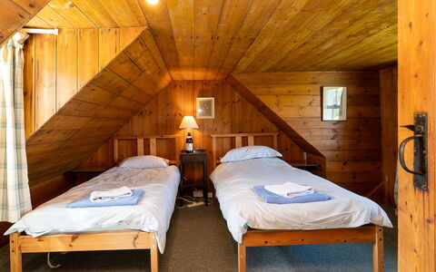 Strathnoon: Bett, Möbel, Schlafzimmer, Holz, Interior Design, Fussboden, Decke, Flooring, Bettdecke, Bedding
