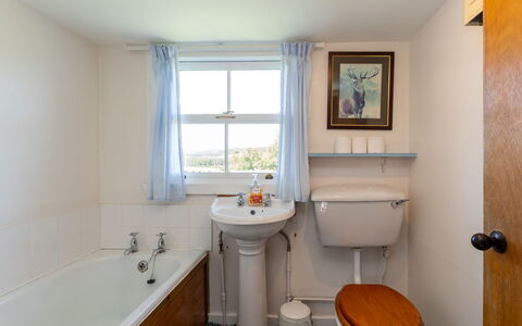 Strathnoon: Badezimmer, Armatur, Interior Design, Flooring, Fussboden, Zapfhahn, Installation, Toilette, Sinken, Bad Sink