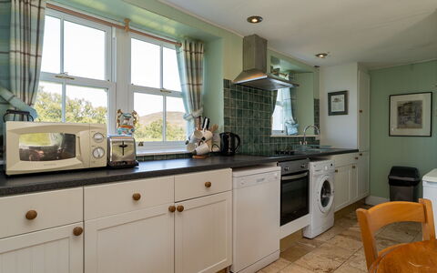 Strathnoon: Küche, Küchengerät, Interior Design, Cabinetry, Countertop, Flooring, Möbel, Major Appliance, Decke, Zimmer