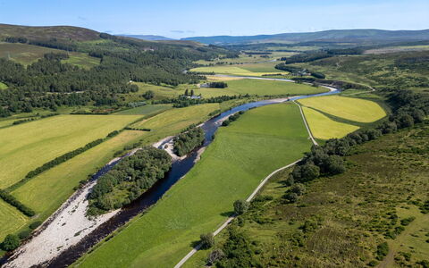 Strathnoon: Gewässer, Natürliche Landschaft, Landschaft, Einfach, Wiese, Bank, Wasserlauf, Fluss, Luftaufnahmen, Vogelperspektive