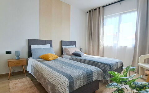 Nona: Bett, Möbel, Interior Design, Schlafzimmer, Bedding, Fussboden, Flooring, Bettdecke, Zimmer, Holz