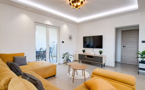 Nona: Möbel, Interior Design, Flooring, Fussboden, Couch, Wand, Holz, Decke, Wohnzimmer, Zimmer