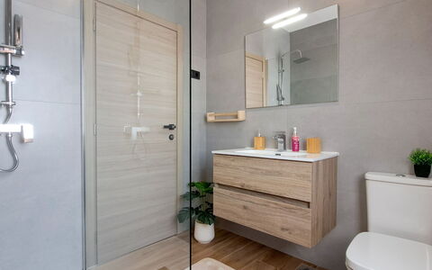 Nona: Flooring, Armatur, Fussboden, Badezimmer, Badezimmerschrank, Interior Design, Toilette, Bad Sink, Sinken, Zapfhahn