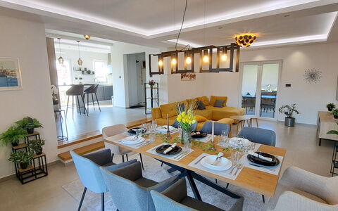 Nona: Möbel, Interior Design, Flooring, Holz, Stuhl, Esszimmer, Küche & Esszimmer Tisch, Tabelle, Decke, Fussboden