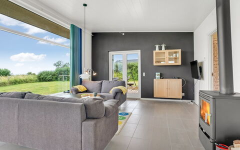 Apsolon - 100M from the Sea: Flooring, Möbel, Interior Design, Holz, Fussboden, Fernsehen, Decke, Wohnzimmer, Zimmer, Haushaltsgerät