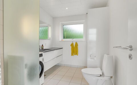 Apsolon - 100M from the Sea: Flooring, Fussboden, Interior Design, Armatur, Decke, Zimmer, Toilette, Installation, Zuhause, Badezimmer
